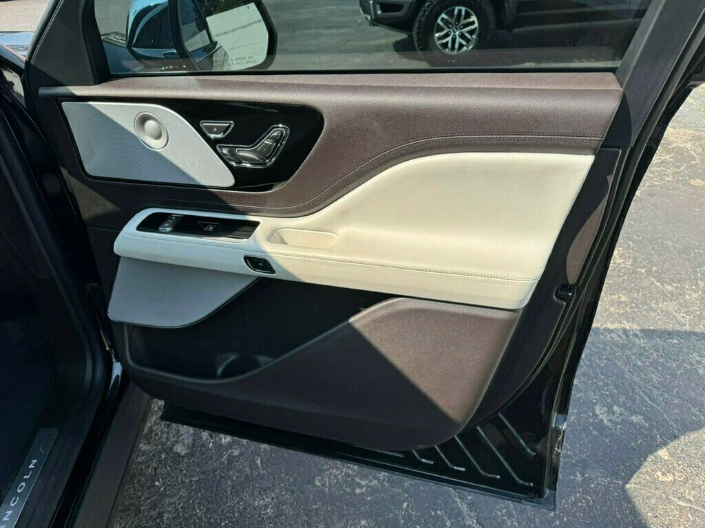 Vehicle image 32 of 34