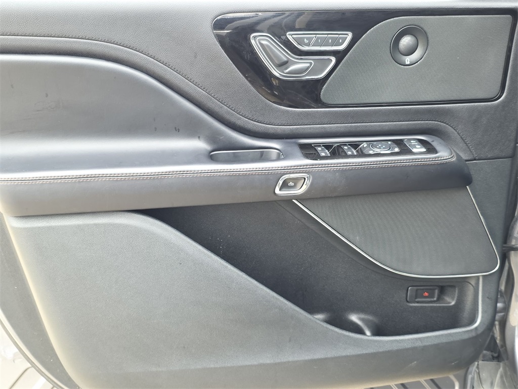 Vehicle image 23 of 34