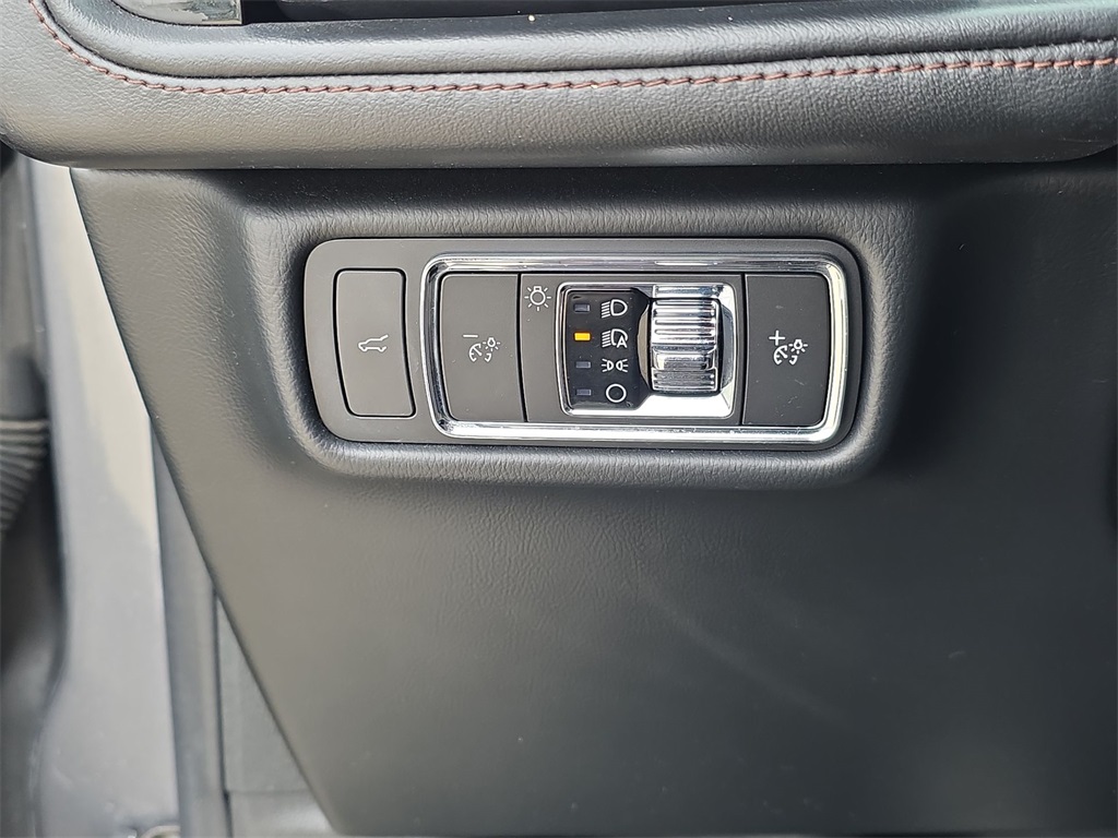 Vehicle image 18 of 34