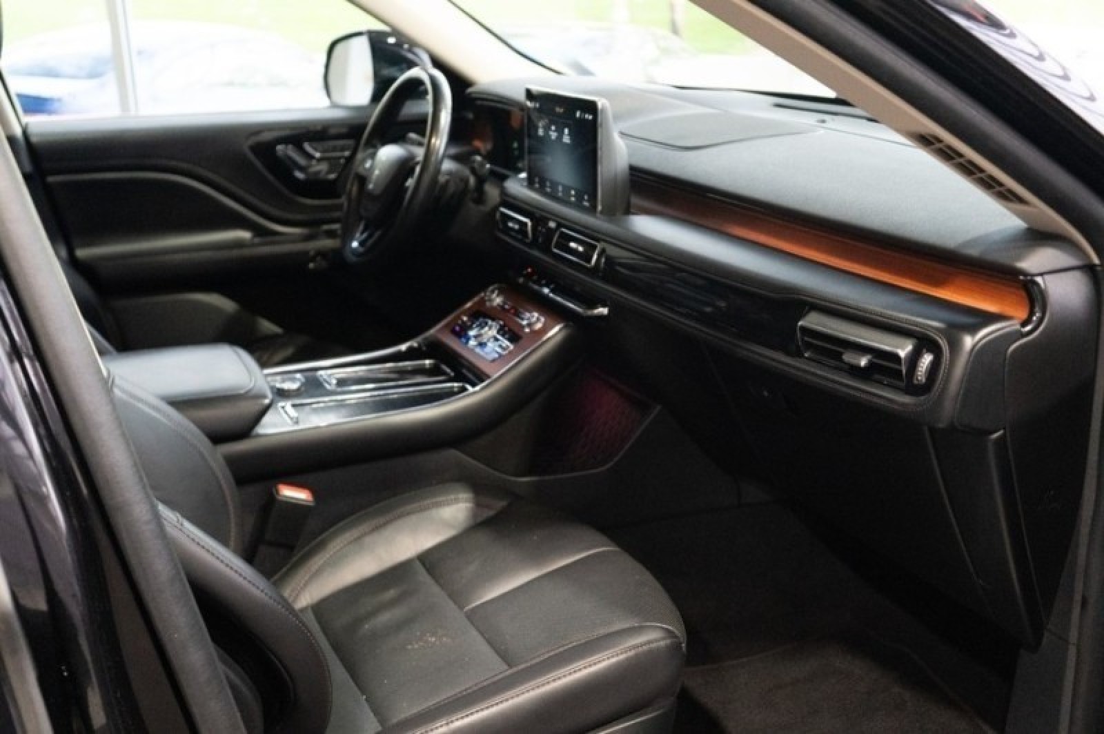 Vehicle image 34 of 71
