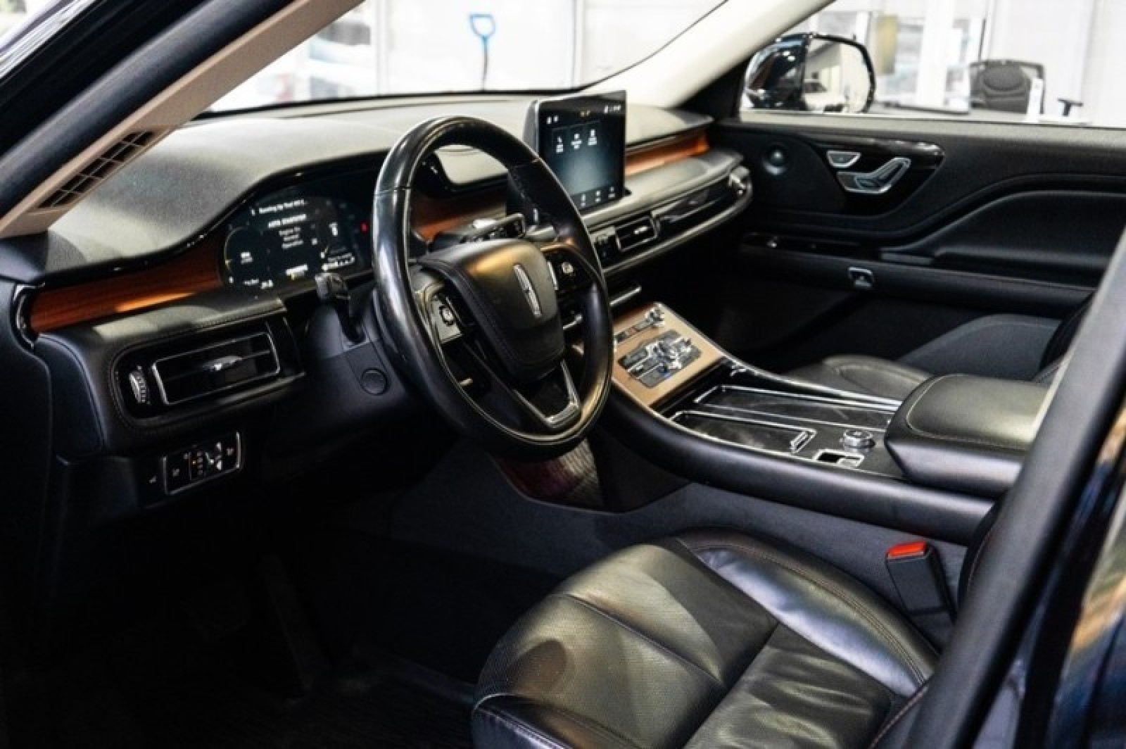 Vehicle image 28 of 71