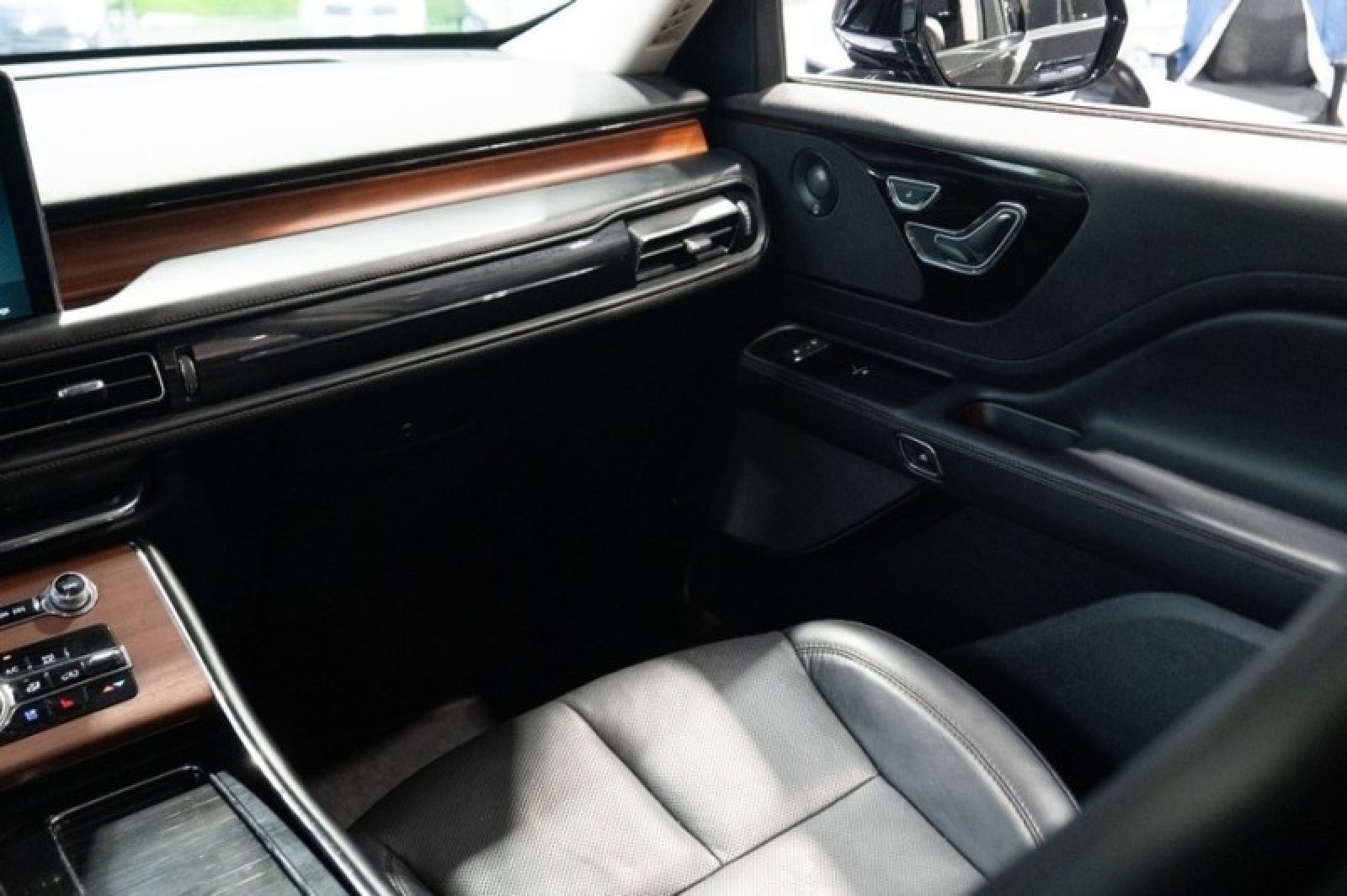 Vehicle image 60 of 71
