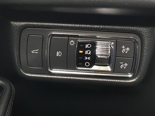 Vehicle image 25 of 40