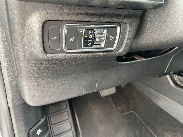 Vehicle image 25 of 40
