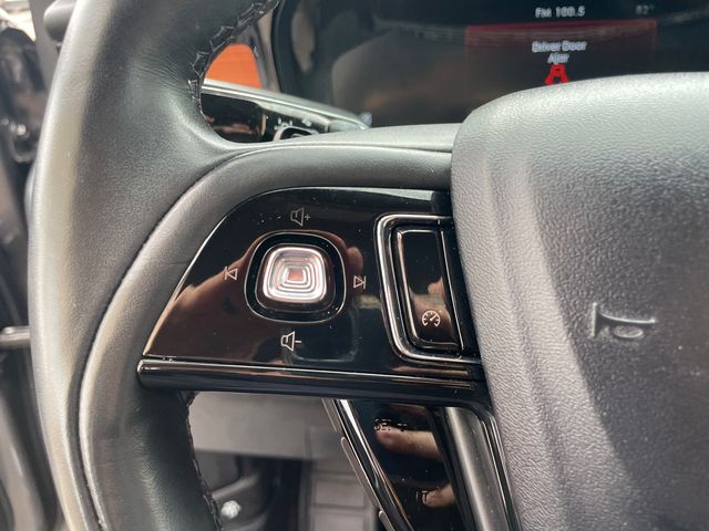 Vehicle image 28 of 40