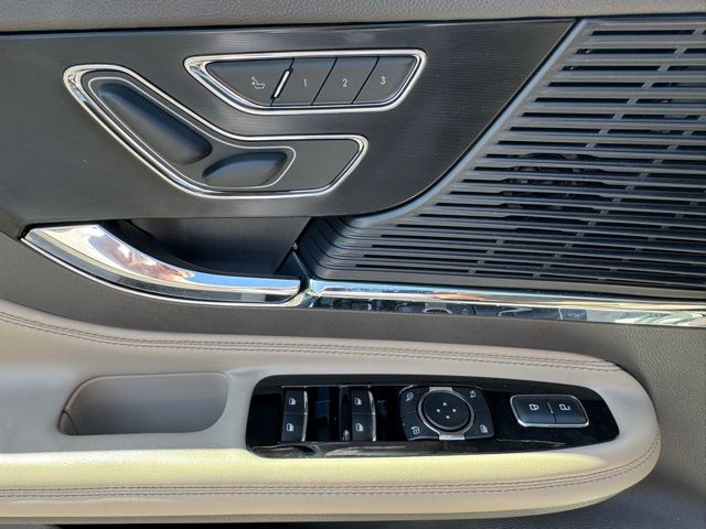Vehicle image 20 of 23