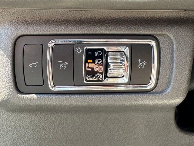 Vehicle image 19 of 23