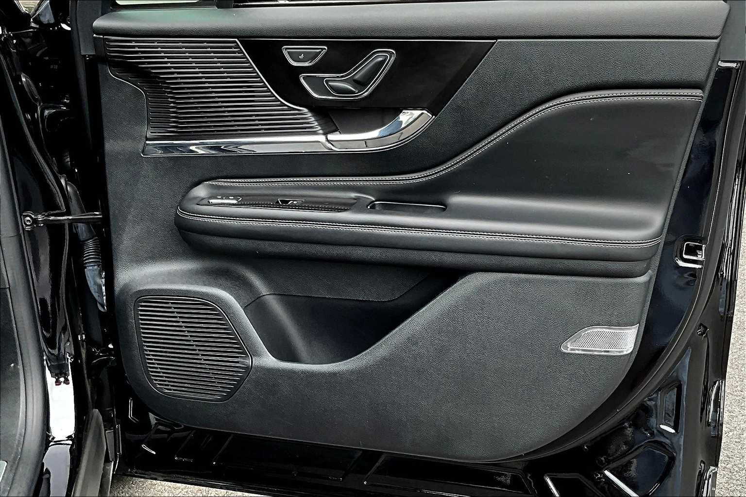 2022 Lincoln Corsair Standard Image 23 of 30