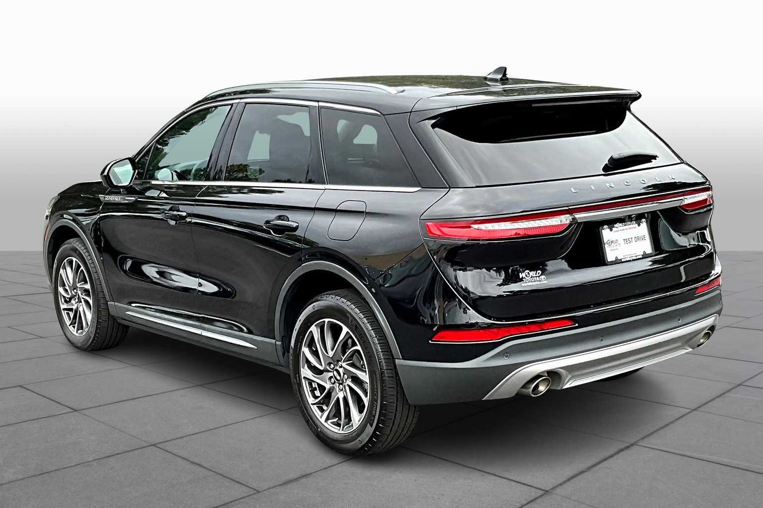 2022 Lincoln Corsair Standard Image 6 of 30