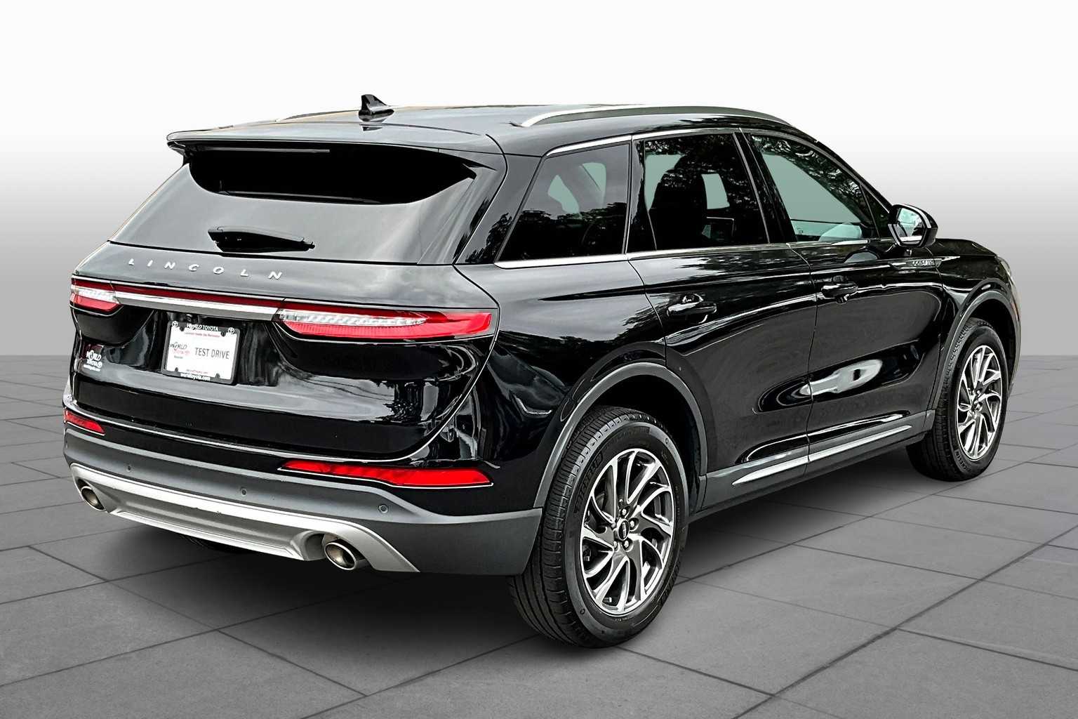 2022 Lincoln Corsair Standard Image 4 of 30