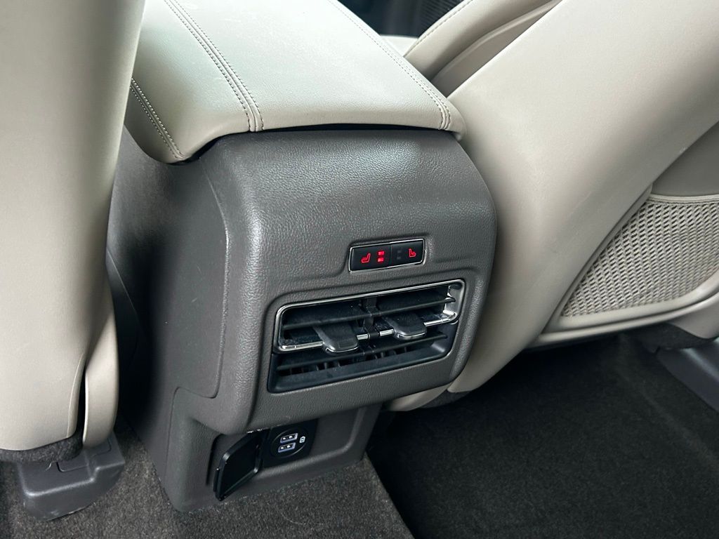 Vehicle image 17 of 23