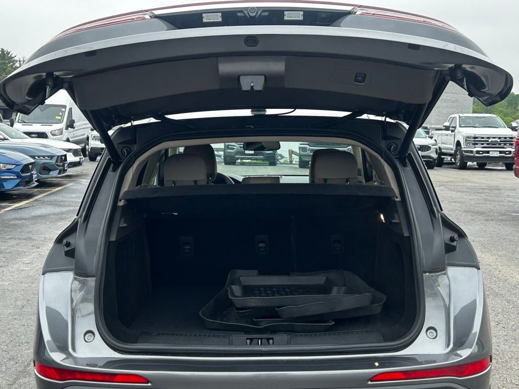 Vehicle image 9 of 23