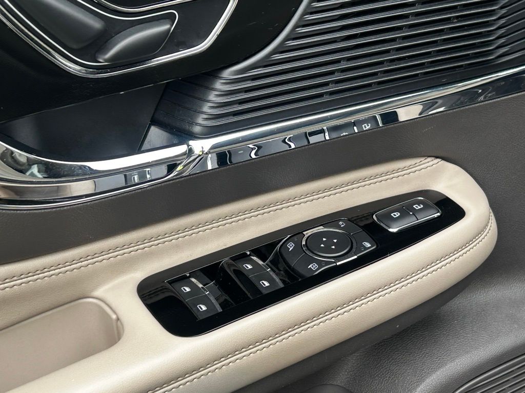Vehicle image 14 of 23