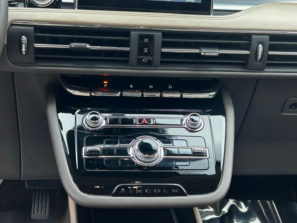 Vehicle image 20 of 23