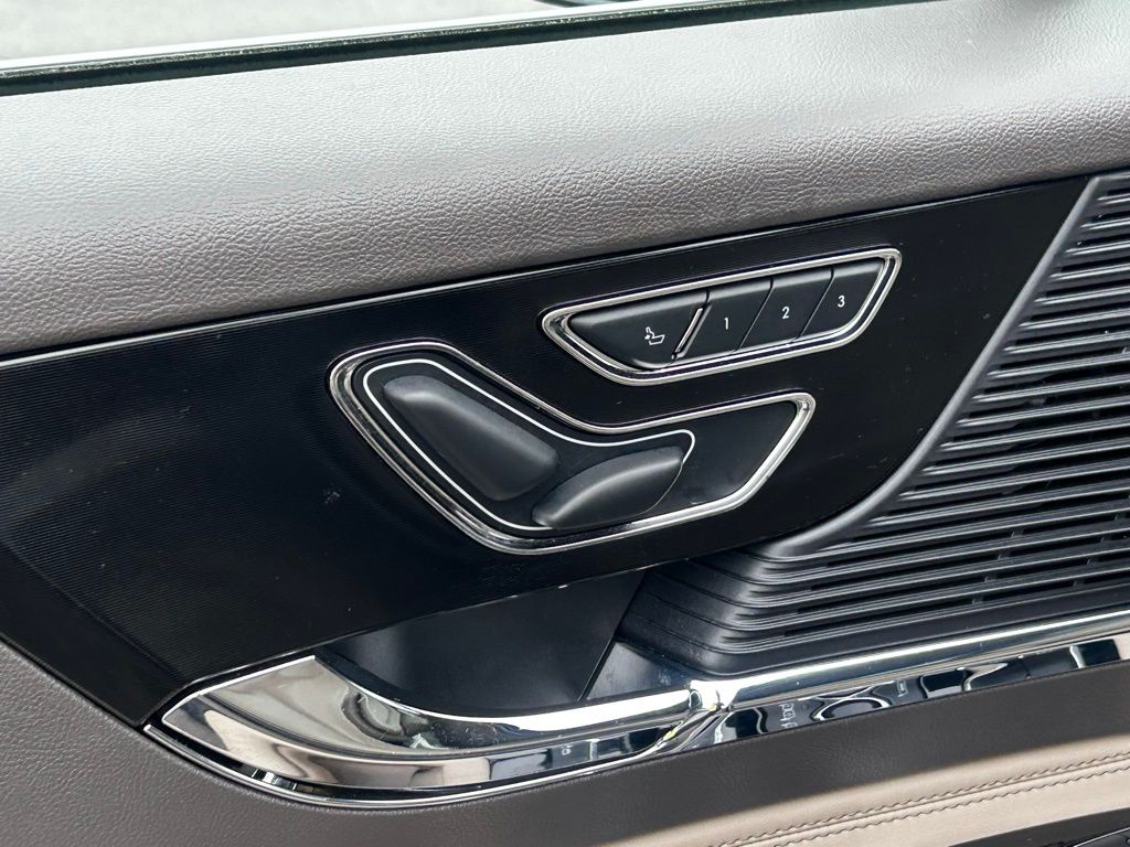 Vehicle image 13 of 23