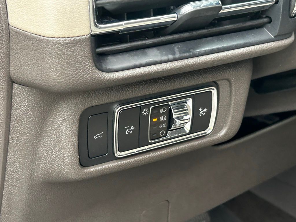 Vehicle image 15 of 23