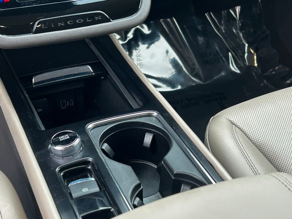 Vehicle image 21 of 23
