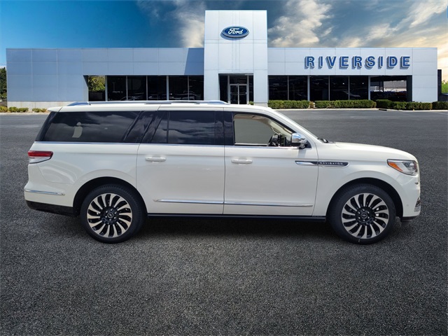 2022 Lincoln Navigator L Black Label Image 3 of 32