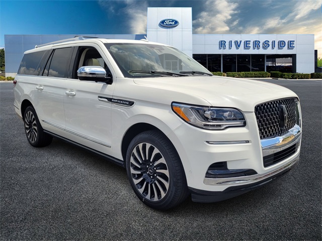 2022 Lincoln Navigator L Black Label Image 2 of 32