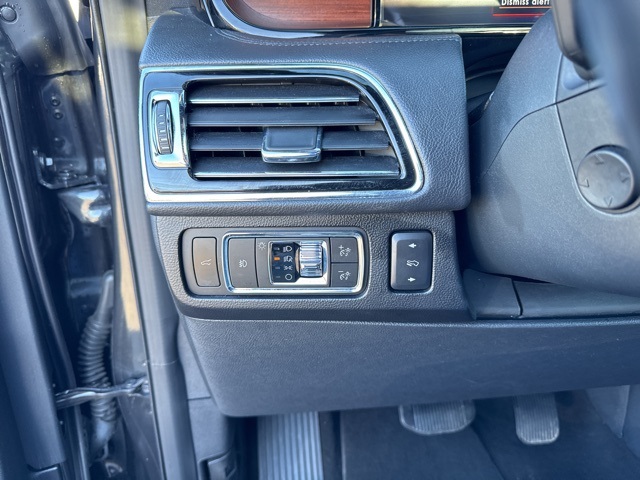 Vehicle image 25 of 36