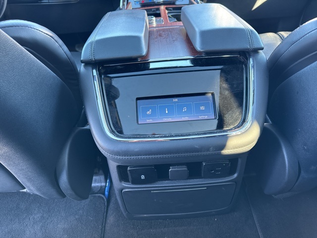Vehicle image 33 of 36