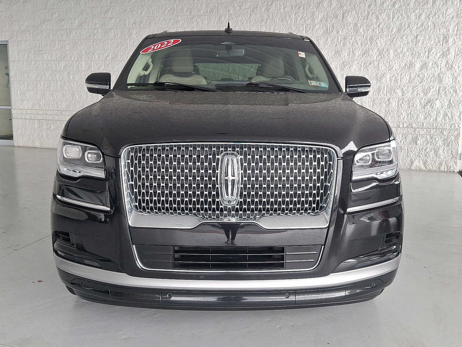 2022 Lincoln Navigator Reserve Image 2 of 30