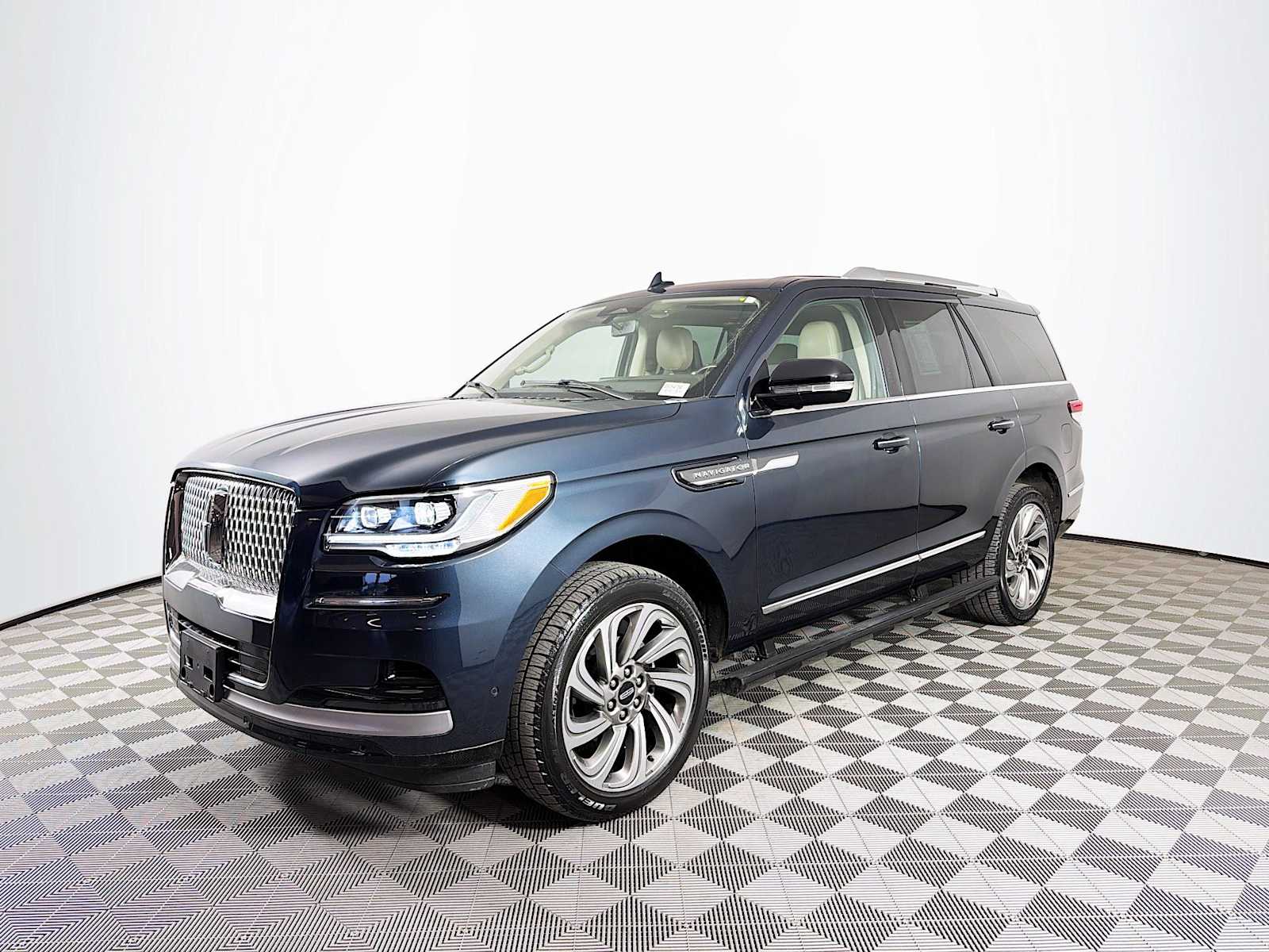 2022 Lincoln Navigator Reserve Image 1 of 32
