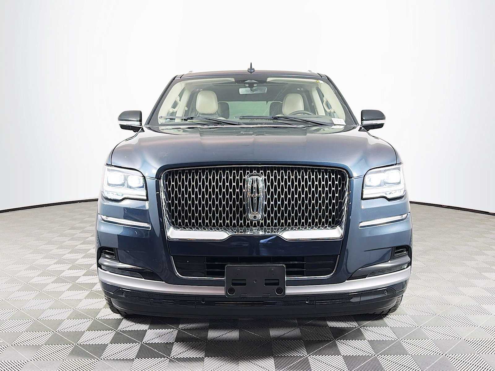 2022 Lincoln Navigator Reserve Image 2 of 32