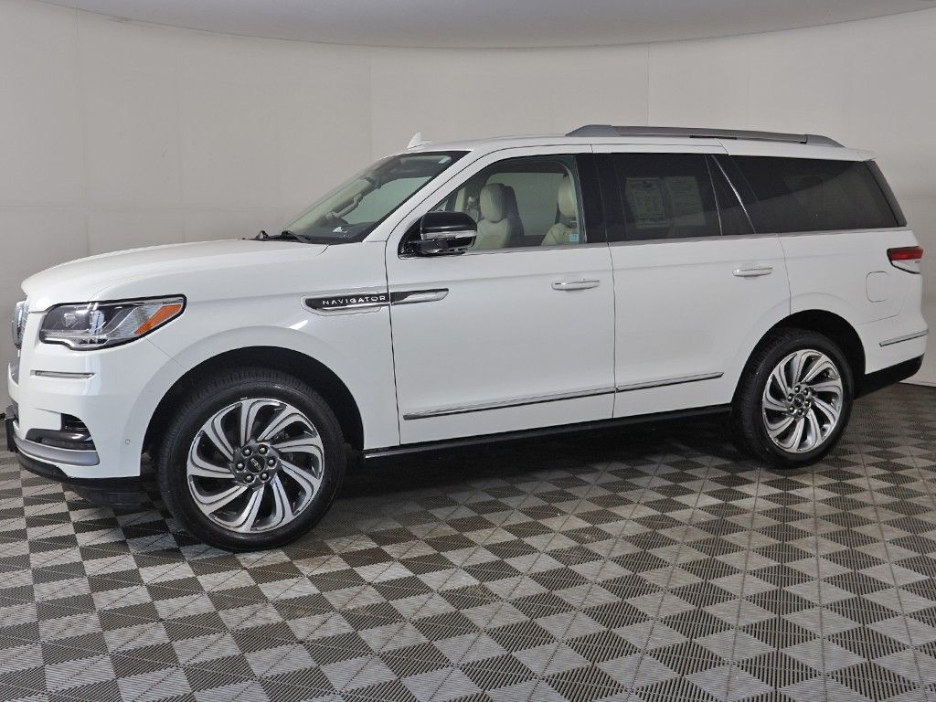 2022 Lincoln Navigator Reserve Image 2 of 64
