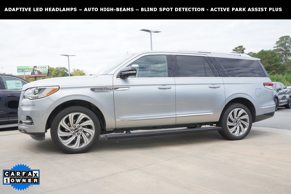 2022 Lincoln Navigator L Reserve Image 2 of 35