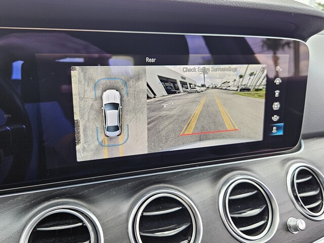 Vehicle image 33 of 40