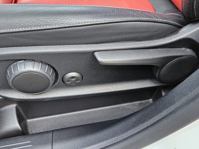 Vehicle image 32 of 40