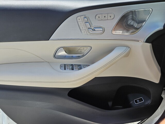 Vehicle image 32 of 43