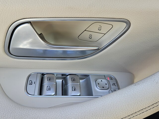 Vehicle image 35 of 43