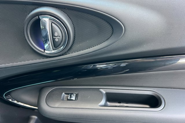 Vehicle image 21 of 38