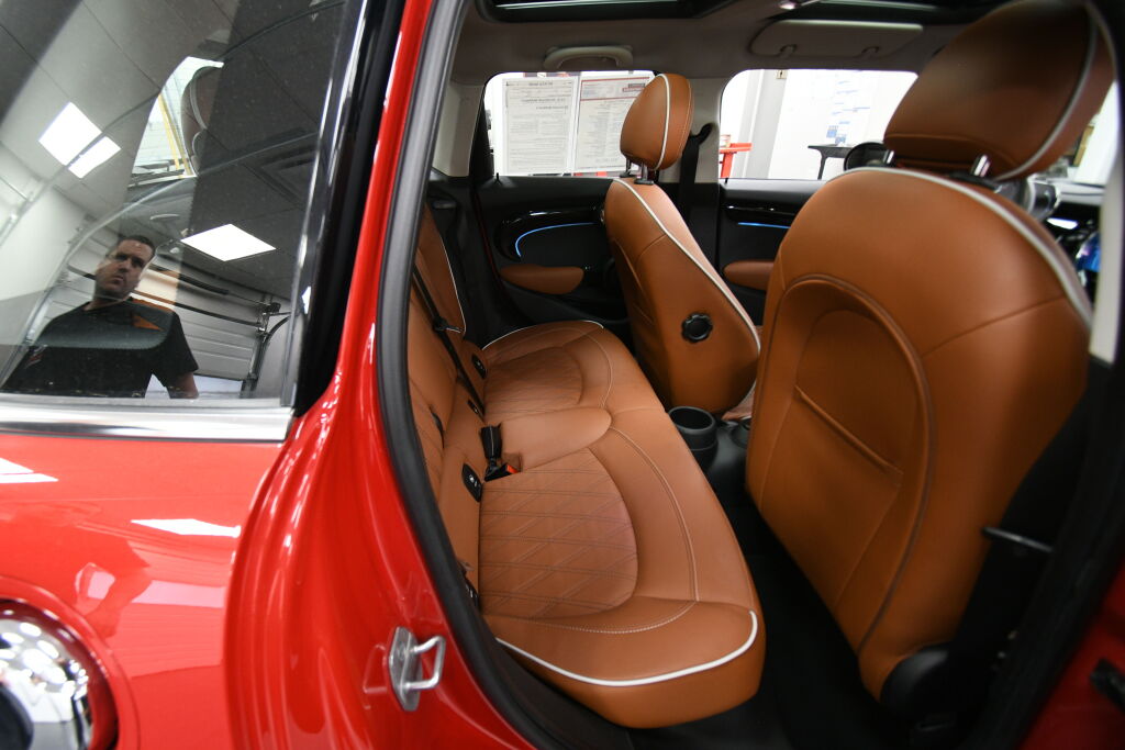 Vehicle image 29 of 37