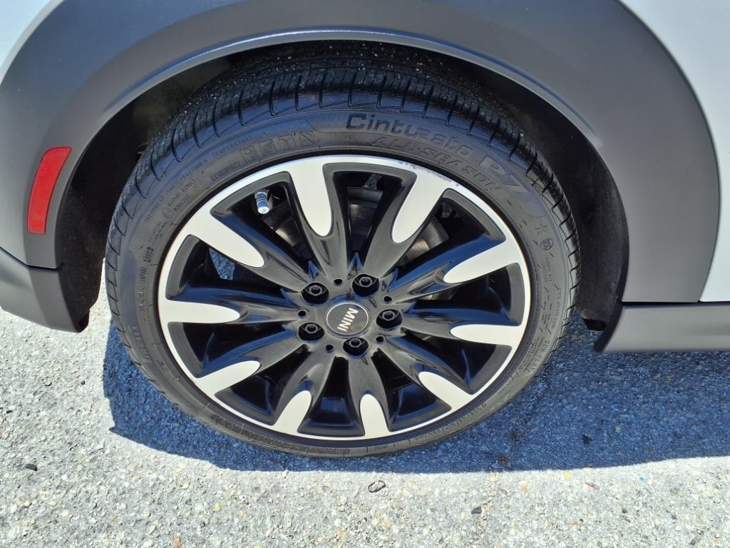 Vehicle image 9 of 33