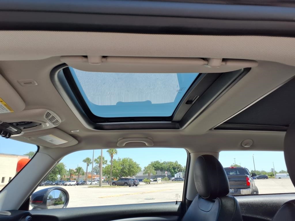 Vehicle image 18 of 33