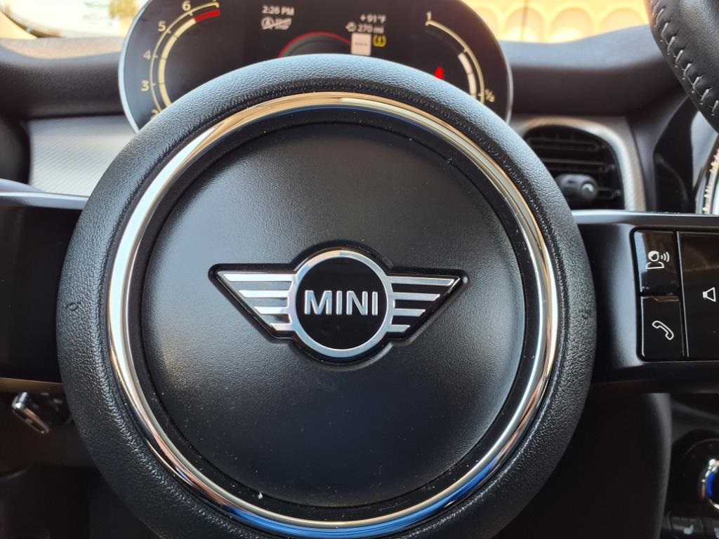 Vehicle image 31 of 33