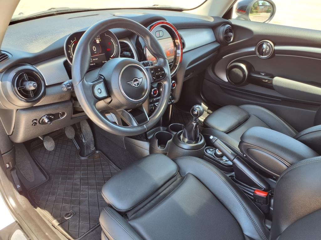 Vehicle image 15 of 33