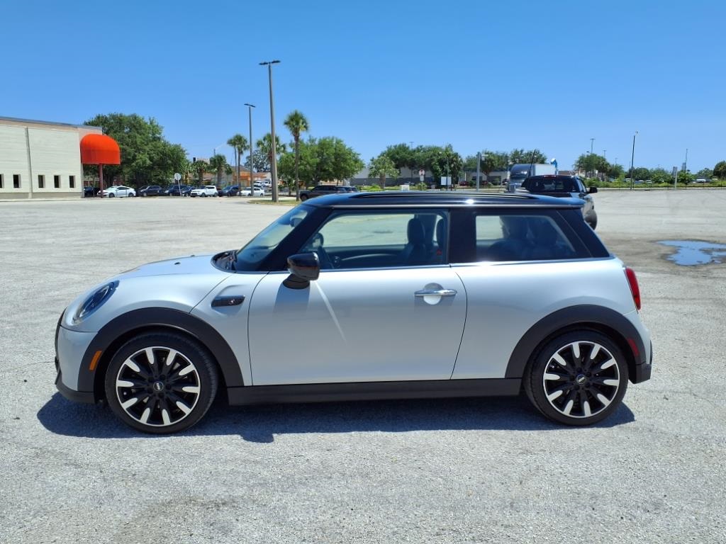 Vehicle image 8 of 33