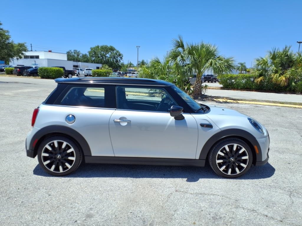 Vehicle image 4 of 33