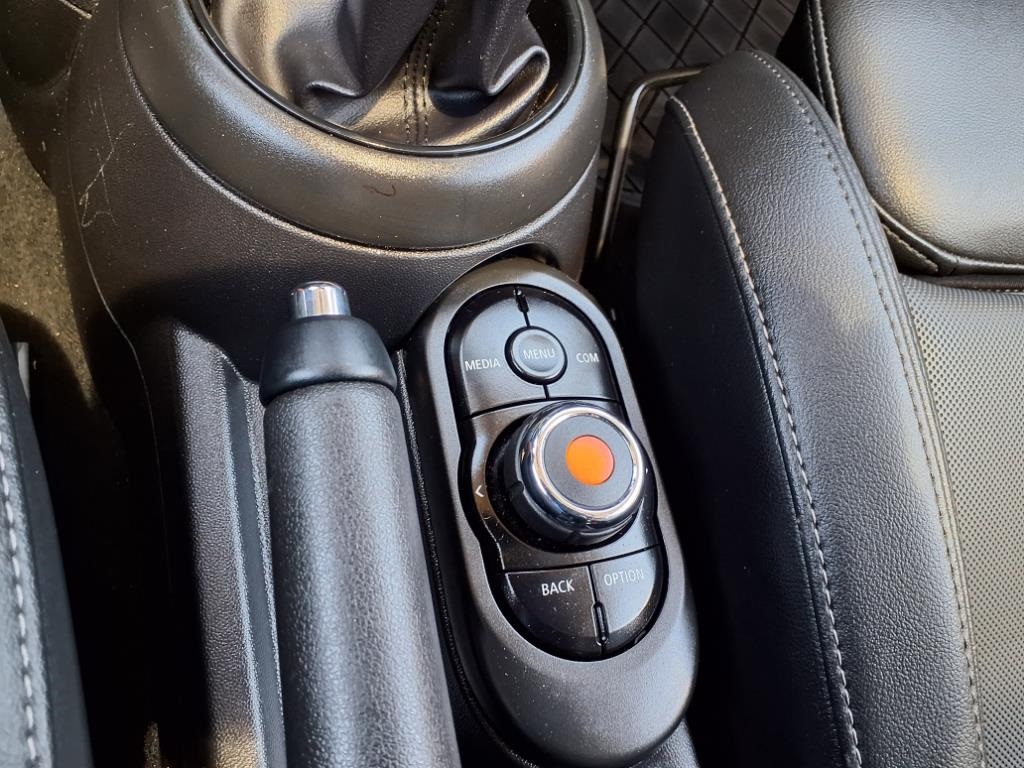 Vehicle image 22 of 33