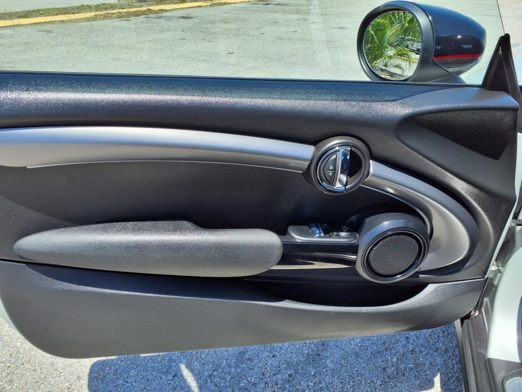 Vehicle image 17 of 33