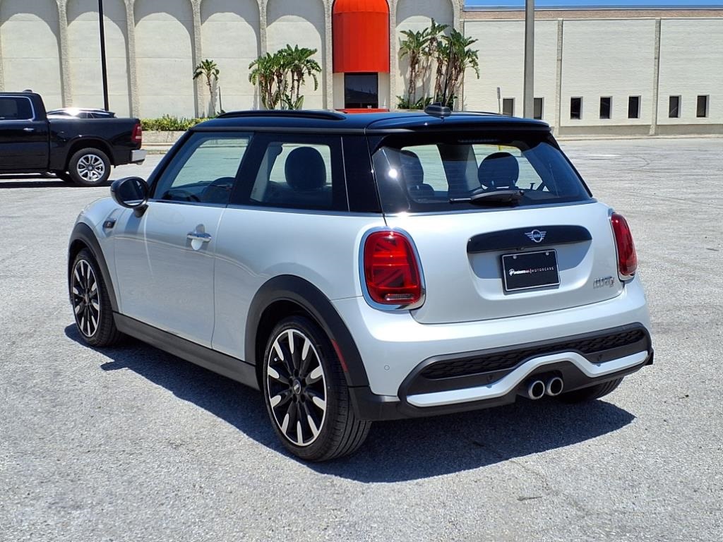 Vehicle image 7 of 33
