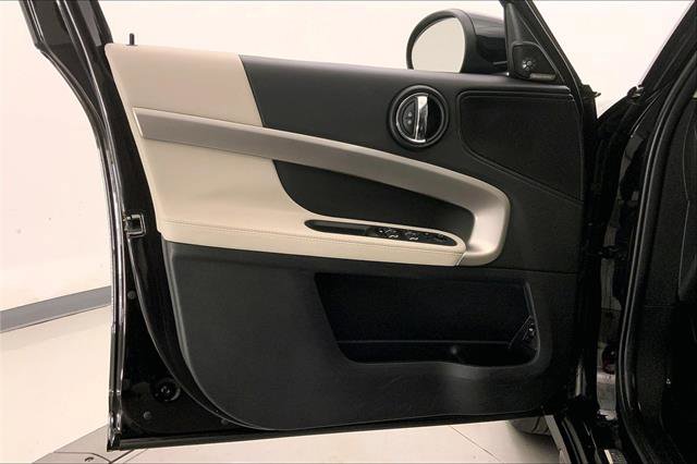 Vehicle image 24 of 33