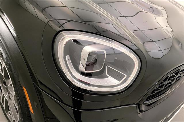 Vehicle image 25 of 33