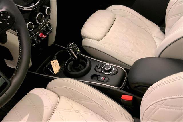 Vehicle image 23 of 33