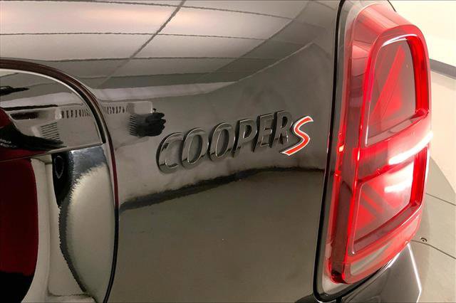 Vehicle image 28 of 33