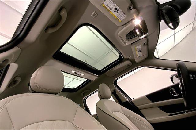 Vehicle image 19 of 33